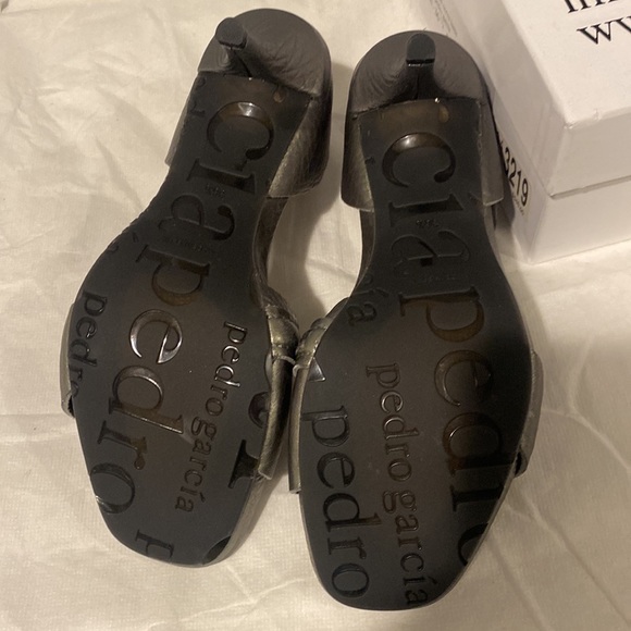 Cirine Metallic Asymmetrical Ankle
Pedro Garcia "Cirine" metallic sandals - Picture 12 of 13